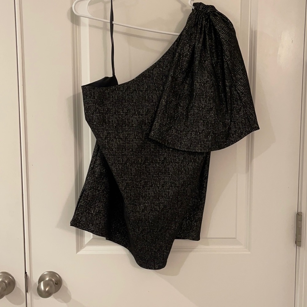 One shoulder top